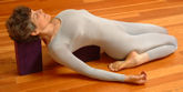 http://www.yogaprops.com/images/products/blocksethubandhavirasana165.jpg